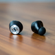 El auricular es el tamaño de una nuez pequeña. Foto: Adam Clark Estes (Gizmodo)